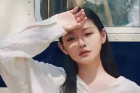 43岁颜值回春，与路人合拍都那么好看，大S的护肤秘诀是定期清洁图片