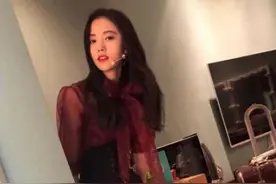 “液体裤”落伍了！现在流行“汽水袜”，鞠婧祎穿上少女活力十足图片