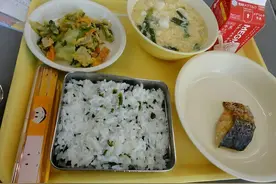 幼儿园老师晒孩子“吃午饭”，细心家长察觉不对劲，怒斥：过分图片