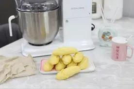 一个鸡蛋两碗面粉，不用模具做出漂亮的玉米馒头，不回缩不塌陷图片