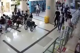 济南上演生死时速！老人突发心源性猝死，护士一路跪车上心肺复苏（视频）图片