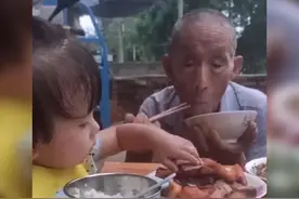 “暖心萌娃”给太爷爷夹肉，老人拒绝，萌娃这个动作温暖所有人图片
