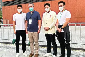 霍氏三兄弟罕同框，霍启刚带俩娃看击剑比赛，家电都用国货图片