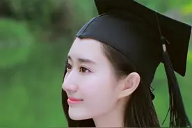 不爱我就别管我爱谁，那么在乎我就别让我流泪图片