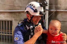 直击安徽固镇水灾现场，救援人员救下婴儿满面笑容图片