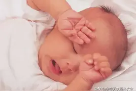 解读“婴语”：摇头、红脸、揉眼、攥拳...这些动作各有含义！图片