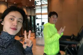 孙莉晒健身视频，拳击训练霸气侧漏，意外被教练击中脸部笑容尴尬图片