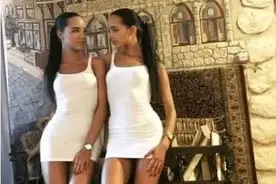 网红双胞胎美女征婚，只要你是千万富豪，不介意同一个丈夫图片