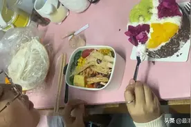 迷之操作？河北一女子吃一口减脂餐吃一口蛋糕：相互抵消不长胖图片