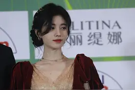鞠婧祎无修图少了点辨识度，但还是挺美的，看起来清纯优雅图片