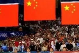 三面五星红旗同时升起是什么场景！中国乒乓球队表示，全部拿下图片