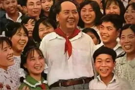 1959年，站在毛主席身边的两个红领巾少年，12年后结为夫妻图片