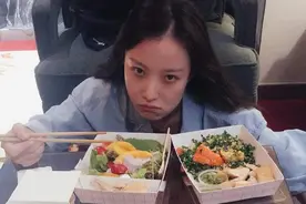倪妮龙虾吃到撑，迪丽热巴爱吃零食，女明星真能吃还是假人设？图片