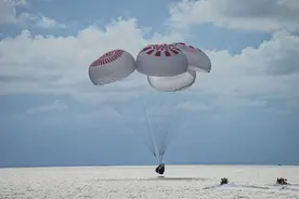 Spacex纯平民太空旅游团返回地球，飞船还没触碰水，搜救船已到达图片