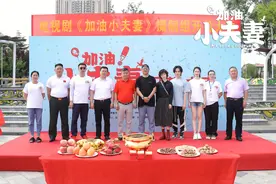 焦俊艳气质太好了，穿黑白波点裙配老气卷发造型，一笑甜美极了图片