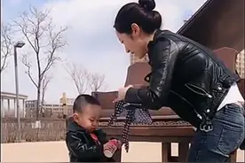 相差20岁姐姐带弟弟出门，亲密无间的画面，一旁妈妈忍不住笑起来图片