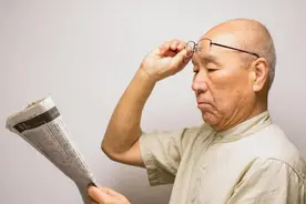 不管多少岁，如果出现老花眼，别放任不管，该如何缓解呢？图片