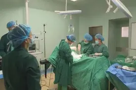 调皮胎儿把脐带扭成了“麻花”，彩超检查惊呆医生：安排紧急手术图片