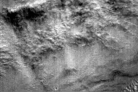 NASA传回火星可疑照：人脸、人身影、飞碟，它们到底是什么？图片