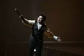 话剧《牛虻》上海首演 佟瑞欣：为了演这个角色 我愿意再逼自己一次图片