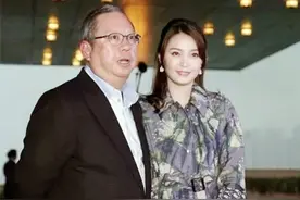 林建岳与小24岁女友挽手逛街，20岁女儿罕露面，三人相处融洽图片