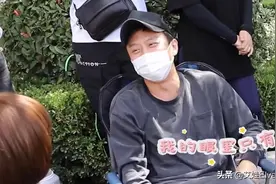 邓超探班孙俪！42岁穿卫衣棒球帽片场为老婆按摩解压，原配变助理图片