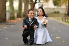 “侏儒夫妻”不顾医生反对，一意孤行生下孩子，两年后被打回现实图片