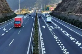 越南网友看到中国的公路后，气急败坏说道：你确定那是公路？图片