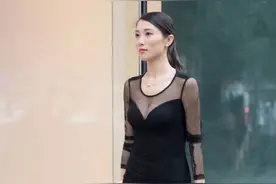 成都街头邂逅一位时尚女神，连衣裙穿搭十分搭衬，美到心动图片