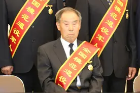 “全国模范退役军人”徐恩惠危难时刻出援手—— 战“疫”车辆救援一律免费图片