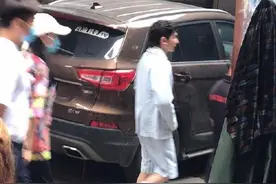 有种“发育迅猛”叫王源，近照身高直奔1米8，中长款穿成短款图片