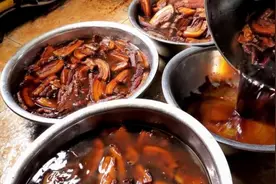 安徽大叔卖虎皮猪肉，17元一份，一片肉4两重，食客坐飞机来吃图片