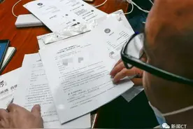 “我真是手贱”！保洁阿姨扫码后成了电影出品人，20多年积蓄全打水漂图片