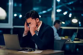 警惕！小伙连续熬夜加班致急性脑梗，医生建议这样做，预防脑梗图片
