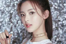 杨超越居家状态曝光，穿睡裤直播很随性，躲镜头偷偷吃东西被抓包图片