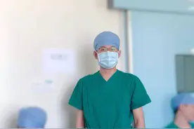 90后援鄂男护士的“铁汉柔情”:用耐心细心帮患者重拾信心图片