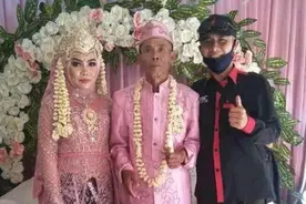 印尼71岁老汉迎娶18岁妻子，彩礼装满俩卡车，笑称“想尽快要孩子”图片