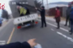 小货车被改造成“大篷车”，交警追上发现，里面竟然有人图片