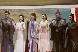 李沁挽张若昀胳膊上热搜，遭某知名作家炮轰：离张若昀远点！图片