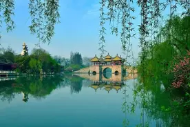扬州第一大市辖区，京杭大运河纵贯南北，既有港口又有机场图片