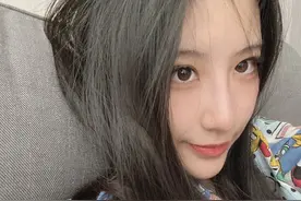 小说：她快速地在我的脸上吻了一口图片