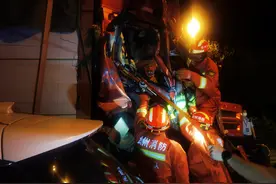 出警路上遇堵车，你们奔跑的样子真的很帅！图片