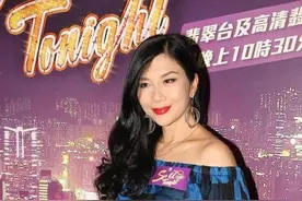 57岁吴家丽真的不会老吗？穿蓝色一字肩上衣配阔腿裤，优雅迷人图片