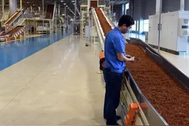 人大、武大毕业生去厂里卷香烟 烟厂工人：他们自己来的图片