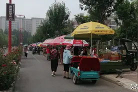 焦作新区新增1处马路市场，有20多个摊贩，是便民服务点，人挺多图片