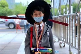 热搜 | 杭州小学生头戴“一米帽”上学，网友：一定是《清平乐》给了老师灵感图片