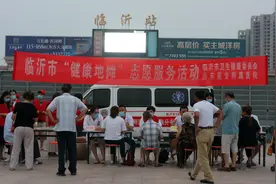 健康地摊，火热开启——山东医专附属医院组织开展“健康地摊”义诊宣教活动图片