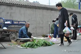 八旬老人往返100多里地卖菠菜，言说不给警察儿子丢人，看咋回事图片