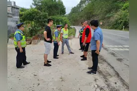 平南公路、交通部门联合处理一起破坏公路防撞墙行为图片