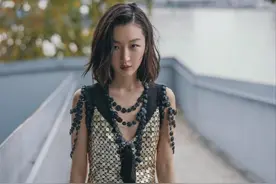 三代谋女郎比美！周冬雨刘浩存清纯可人，前辈章子怡42岁霸气压场图片